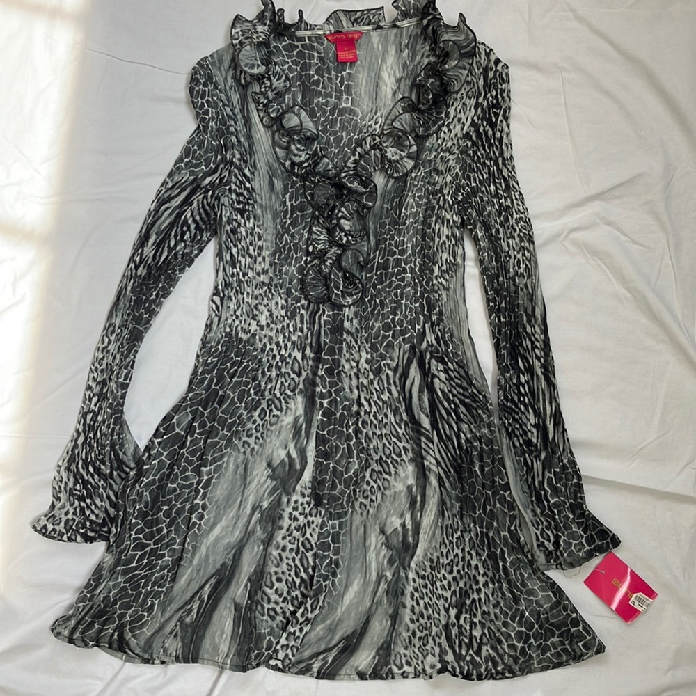 Women’s grey and black top/tunic